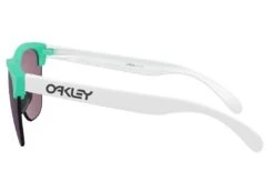 Oakley Frogskins Lite Celeste/bianco Opaco Lenti Prizm Jade Origins Collection -Vendite Trek schermata 2020 11 09 alle 12.23.56